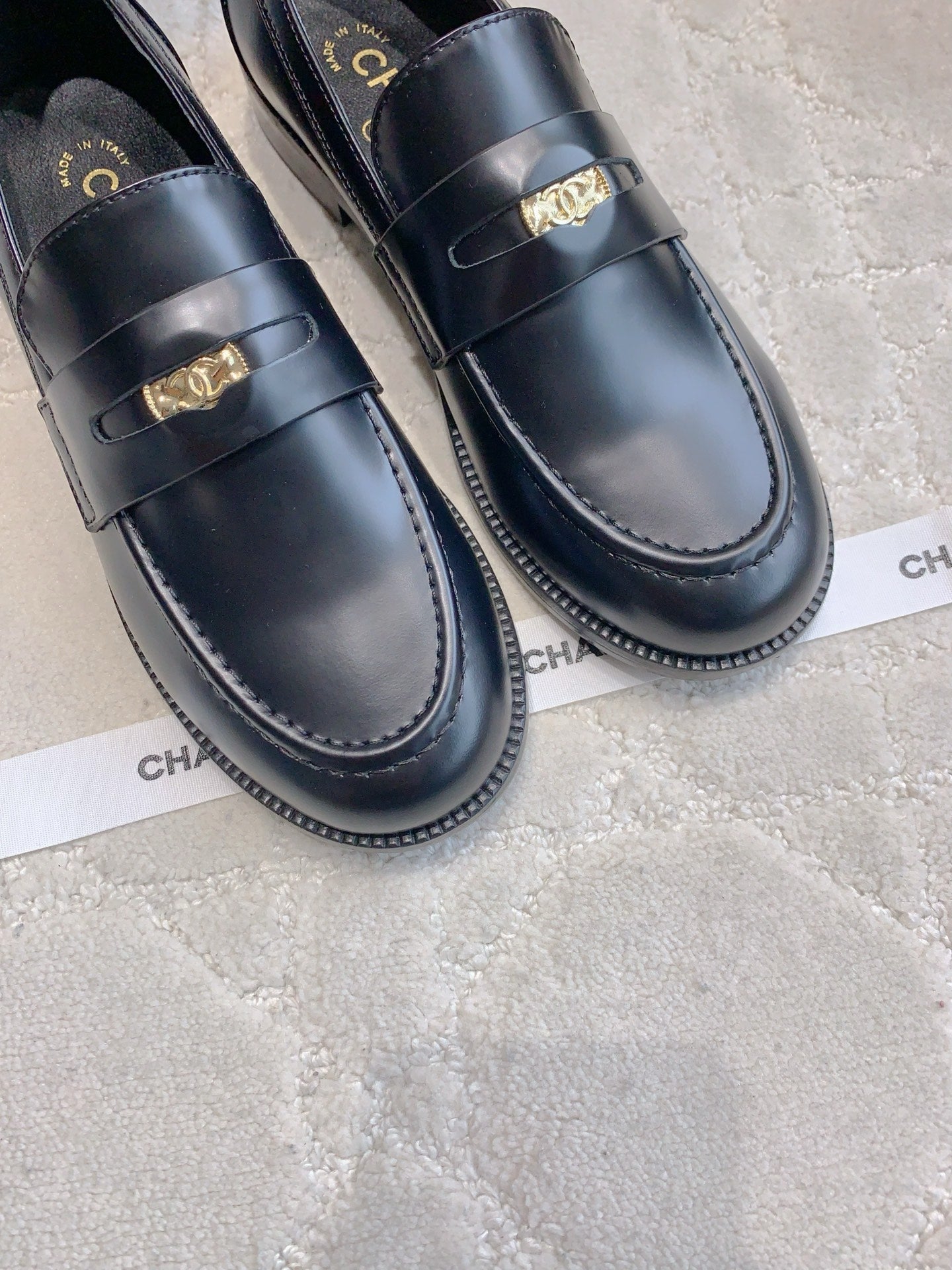 CHANEL 25S MOASINS IN BLACK SHINY CALFSKIN GOLD HARDWARE