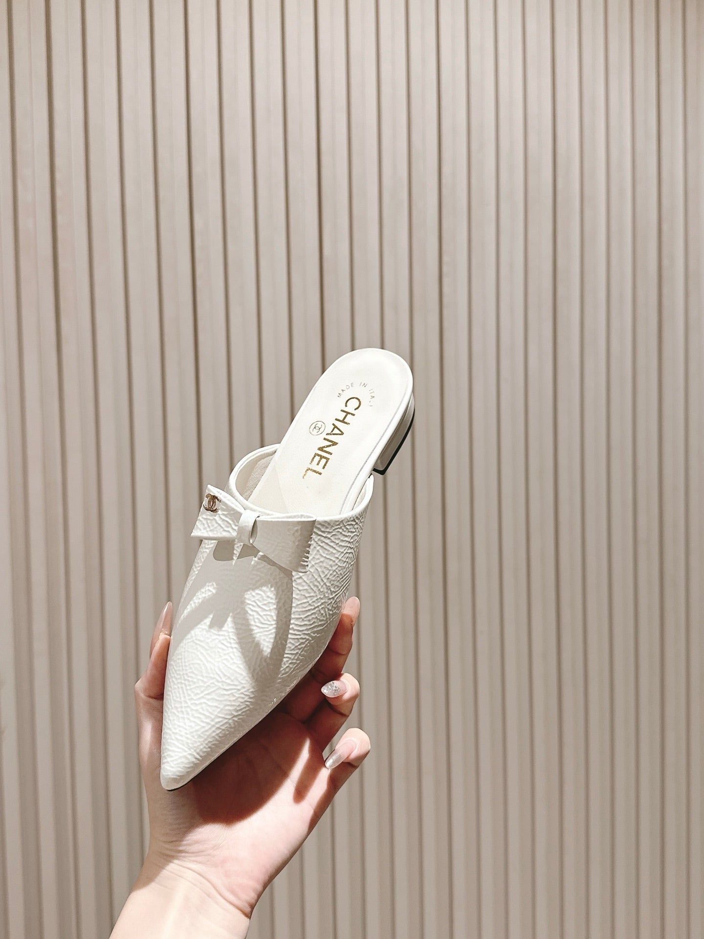 CHANEL FLAT MULES 25S IN WHITE PATENT LEATHER