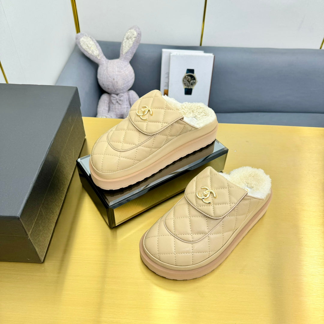 CHANEL THICK-SOLED SLIDE IN LIGHT YELLOW LAMBSKIN AND WOOL LINING
