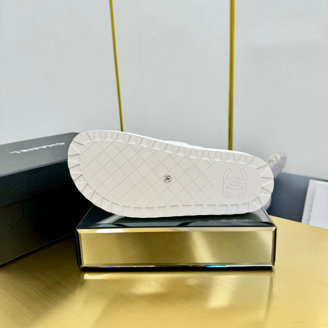 CHANEL THICK-SOLED SLIDE IN WHITE LAMBSKIN AND WOOL LINING