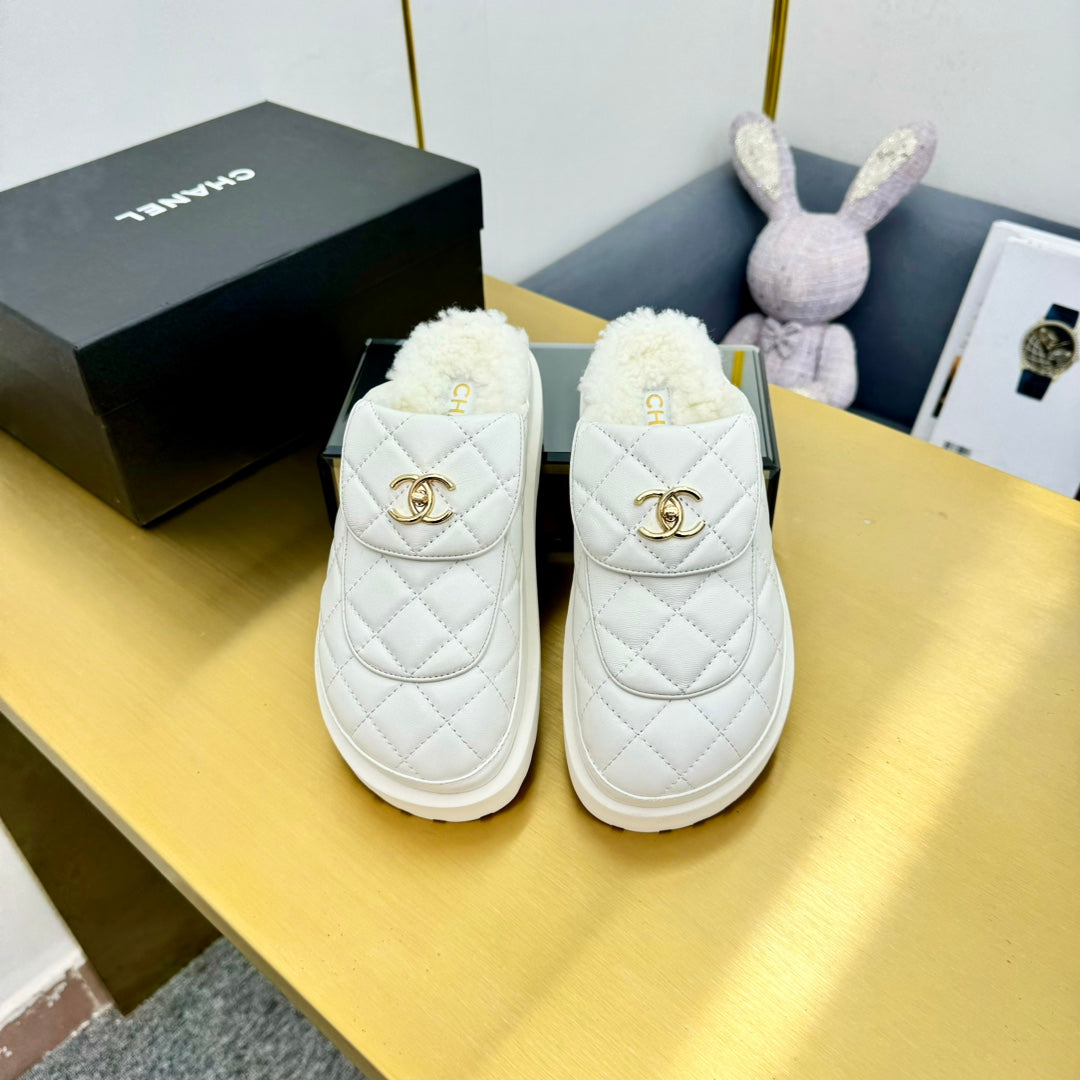 CHANEL THICK-SOLED SLIDE IN WHITE LAMBSKIN AND WOOL LINING