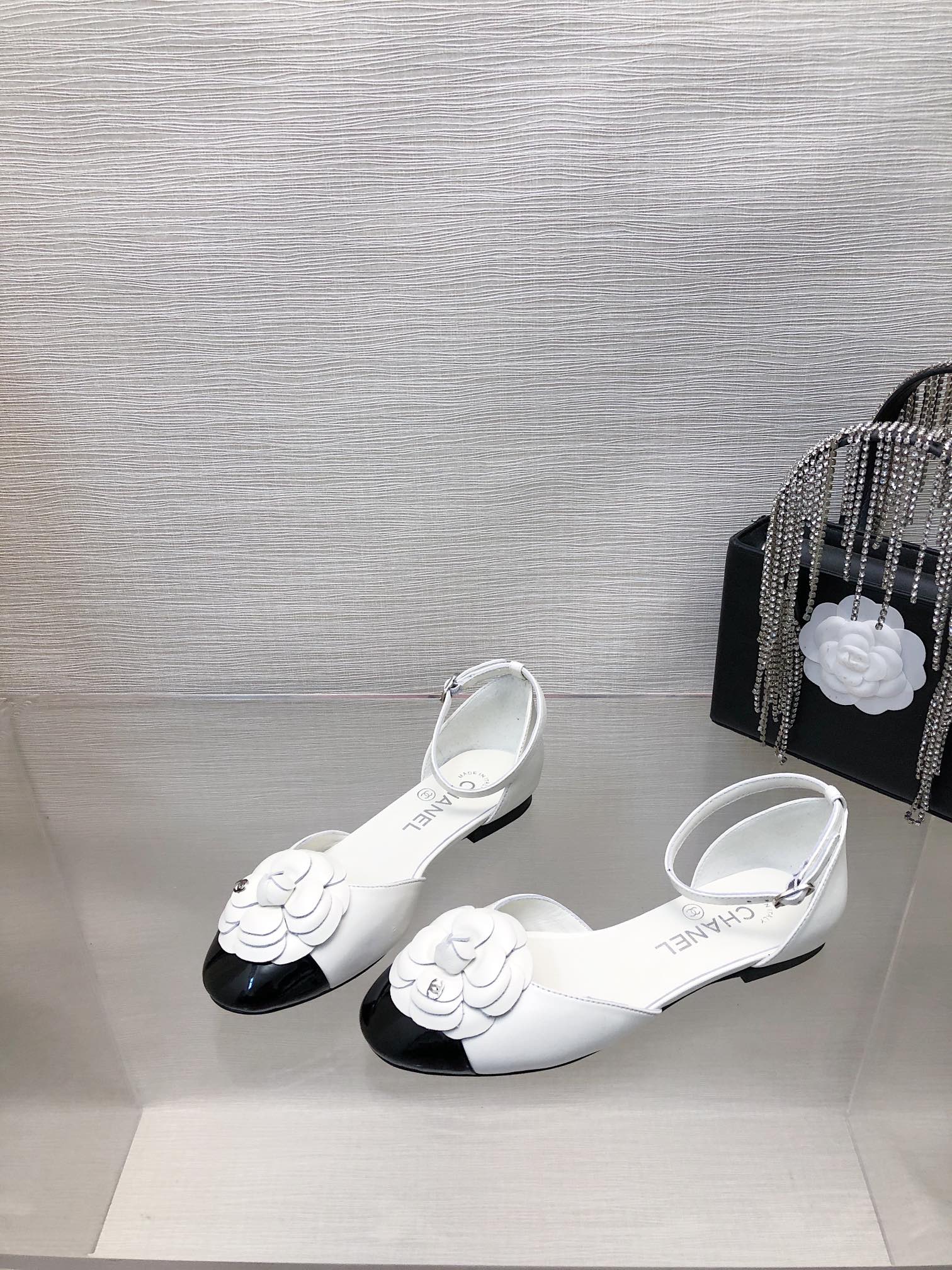 CHANEL WHITE MIX BLACK LAMBSKIN CAMELLIA HOLLOW SANDAL