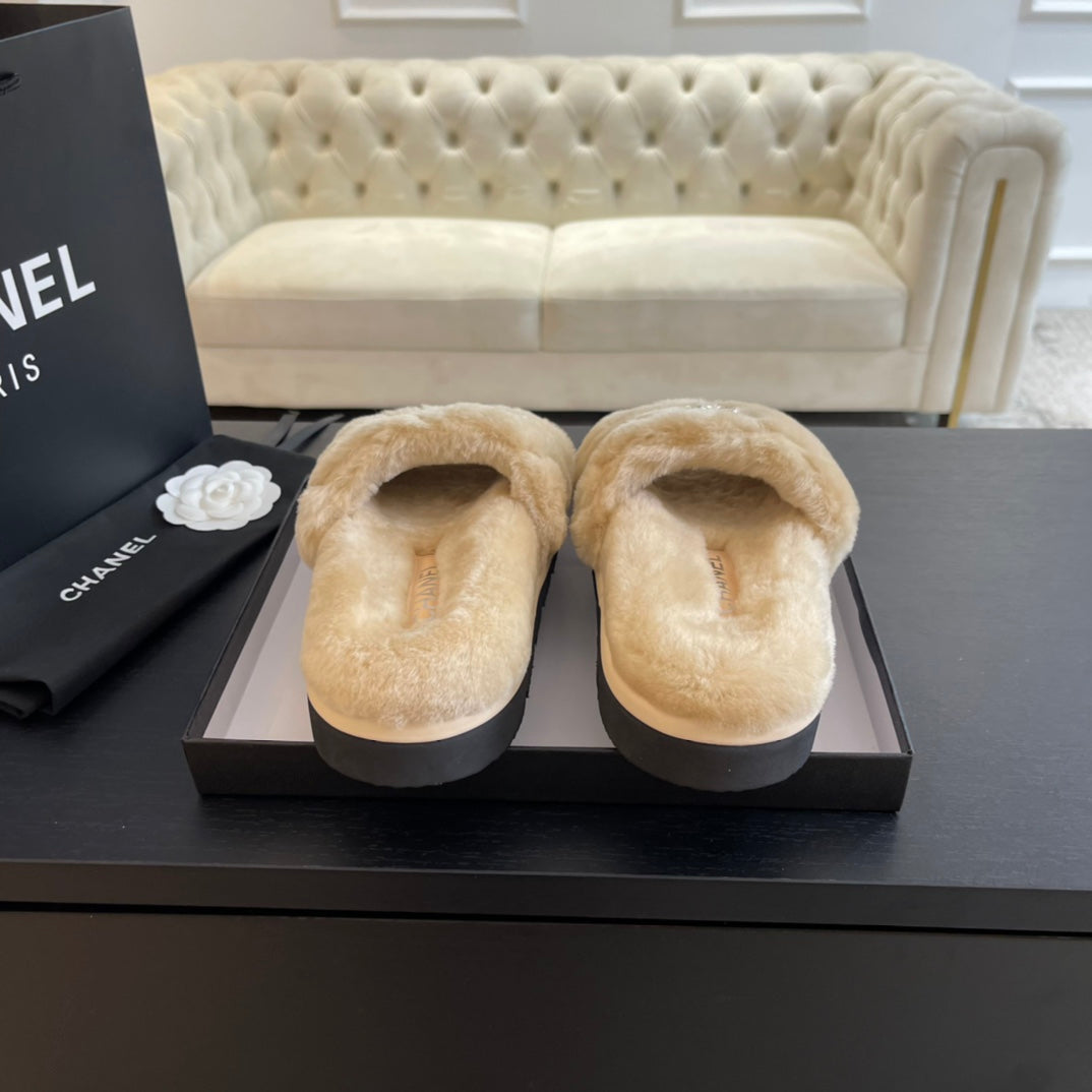 CHANEL SLIPPERS IN BEIGE CREAM FUR