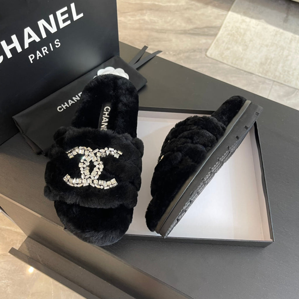 CHANEL SLIPPERS IN BLACK FUR