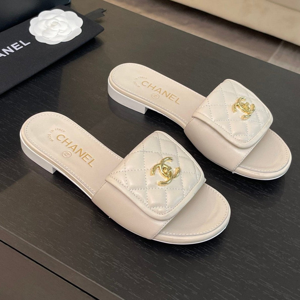 CHANEL FLAT MULE IN WHITE LAMBSKIN
