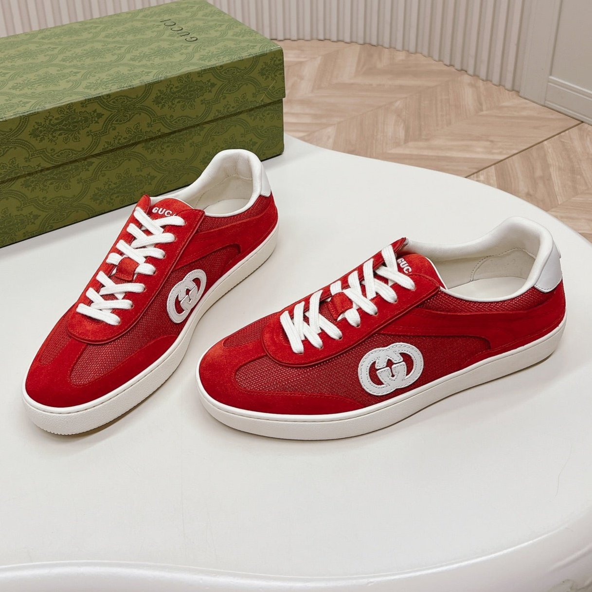 GUCCI SNEAKER WITH INTERLOCKING G IN CHERRY RED SUEDE AND MESH