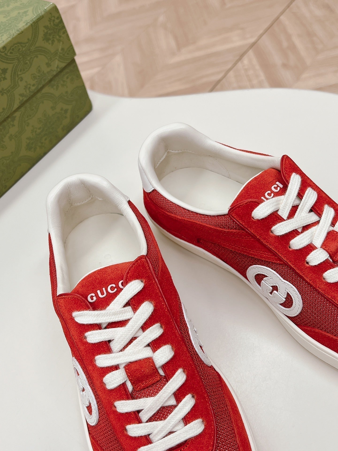 GUCCI SNEAKER WITH INTERLOCKING G IN CHERRY RED SUEDE AND MESH