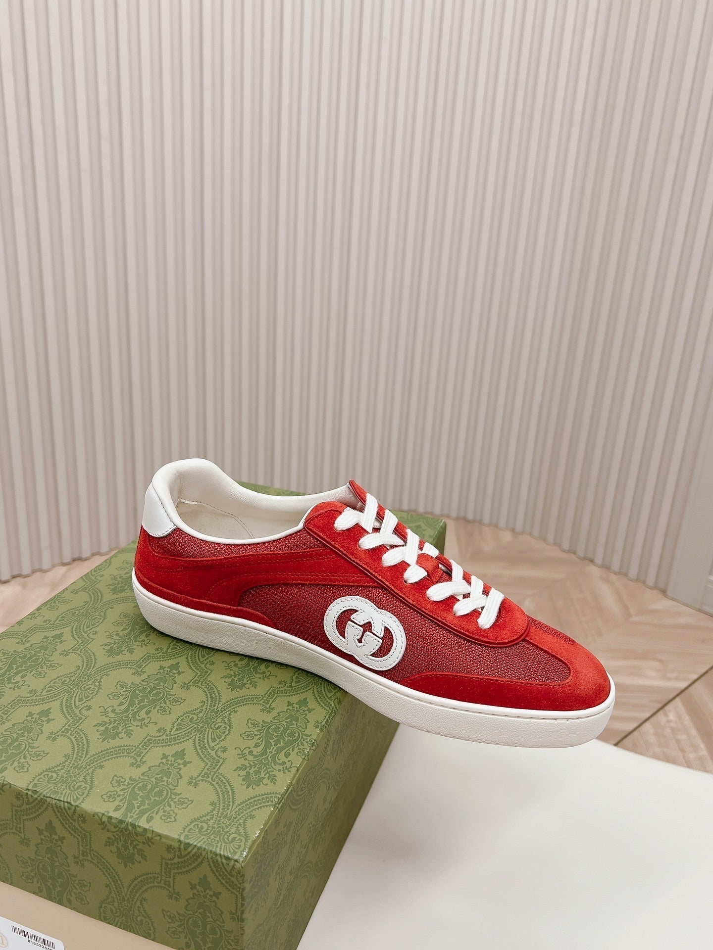 GUCCI SNEAKER WITH INTERLOCKING G IN CHERRY RED SUEDE AND MESH