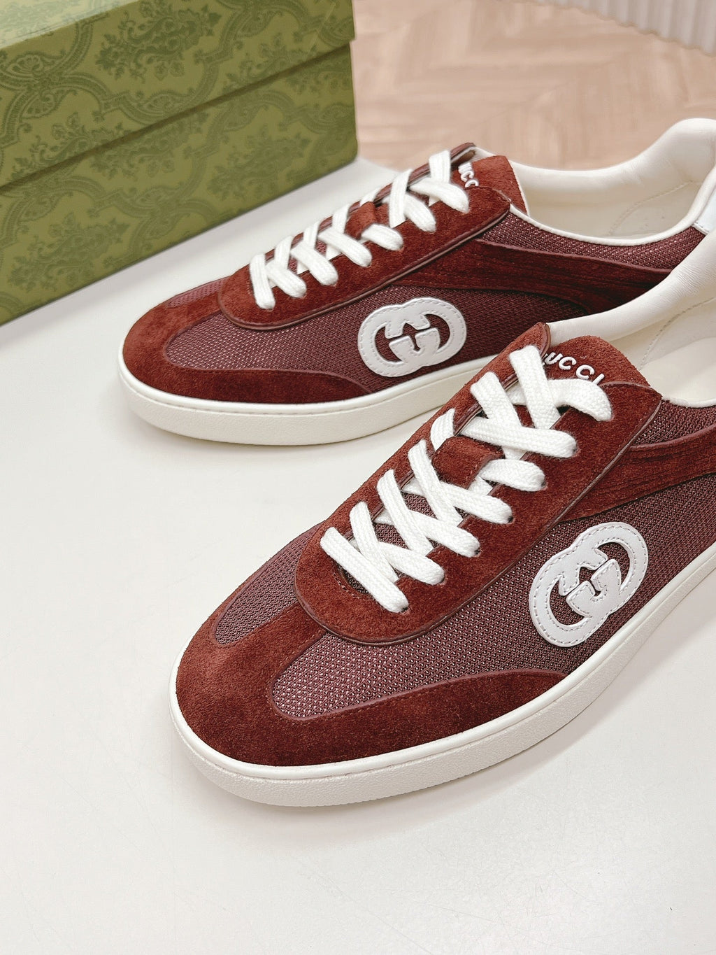 GUCCI SNEAKER WITH INTERLOCKING G IN GARNET RED SUEDE AND MESH