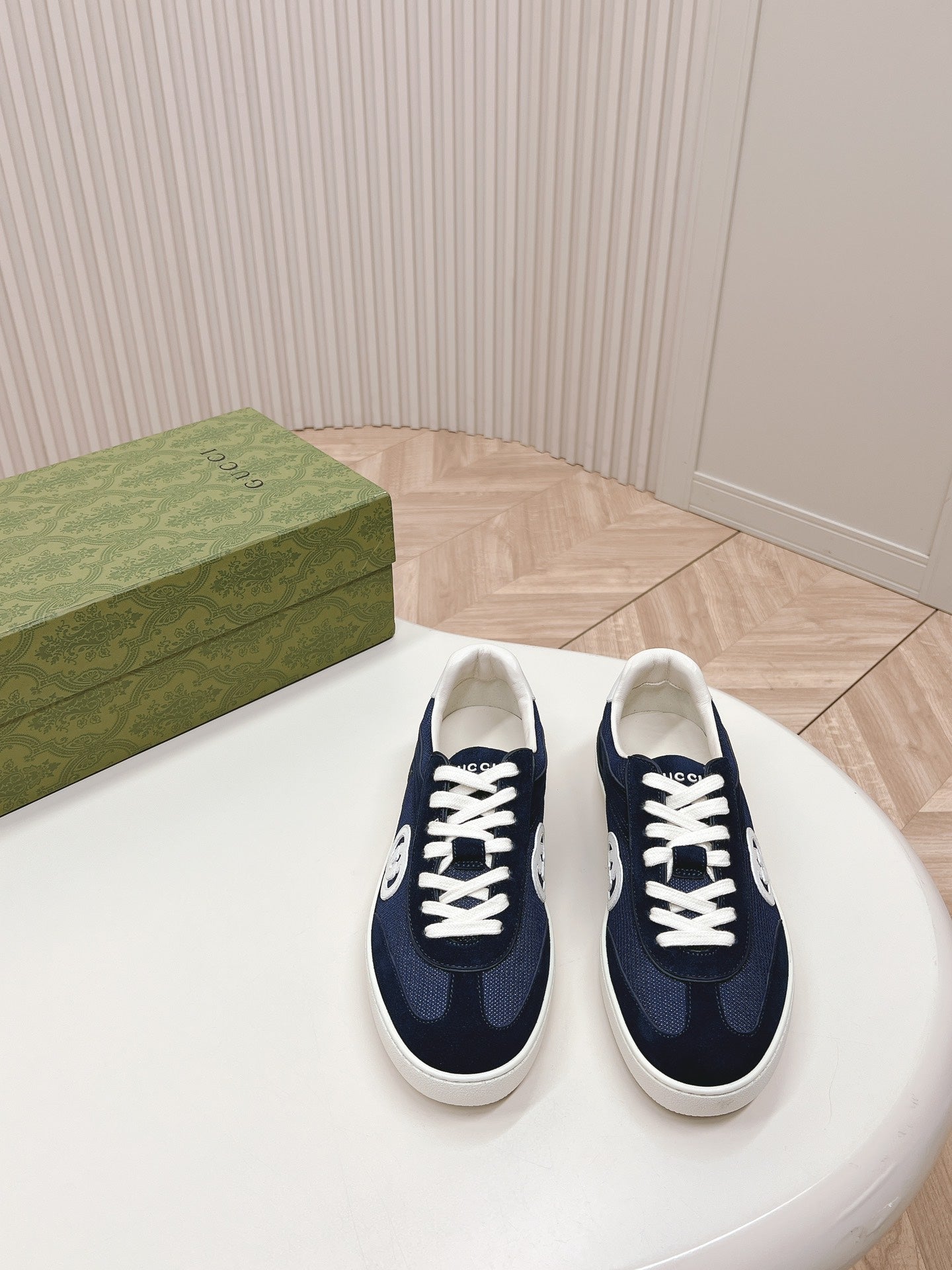 GUCCI SNEAKER WITH INTERLOCKING G IN SPACE BLUE SUEDE AND MESH