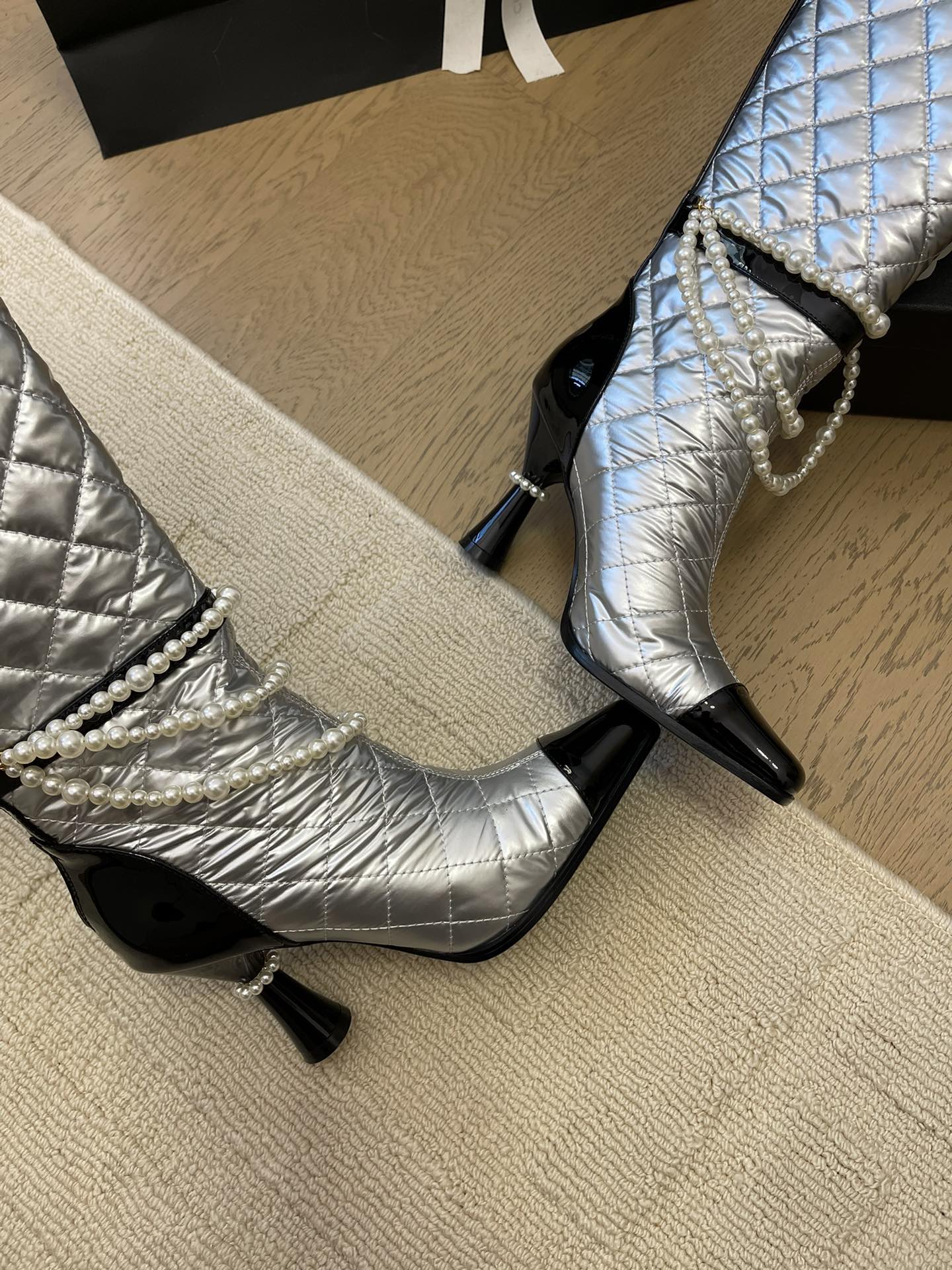CHANEL KNEE HIGH BOOTS 8 CM IN SILVER MIX BLACK CALFSKIN WITH PEARL CHAIN