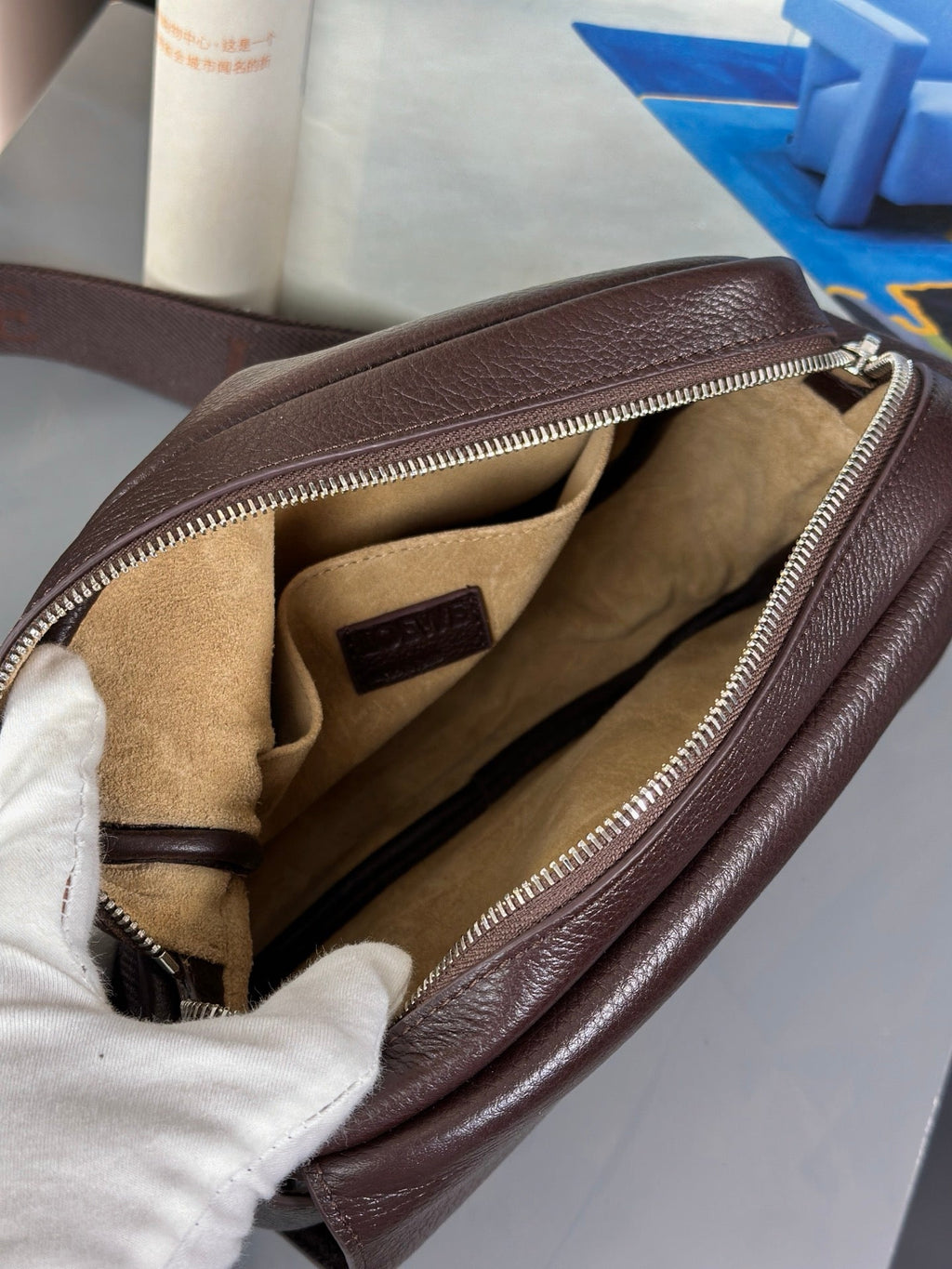 MEDIUM 23 PEBBLE MESSENGER BAG IN HICKORY BROWN SUPPLE GRAINED CALFSKIN