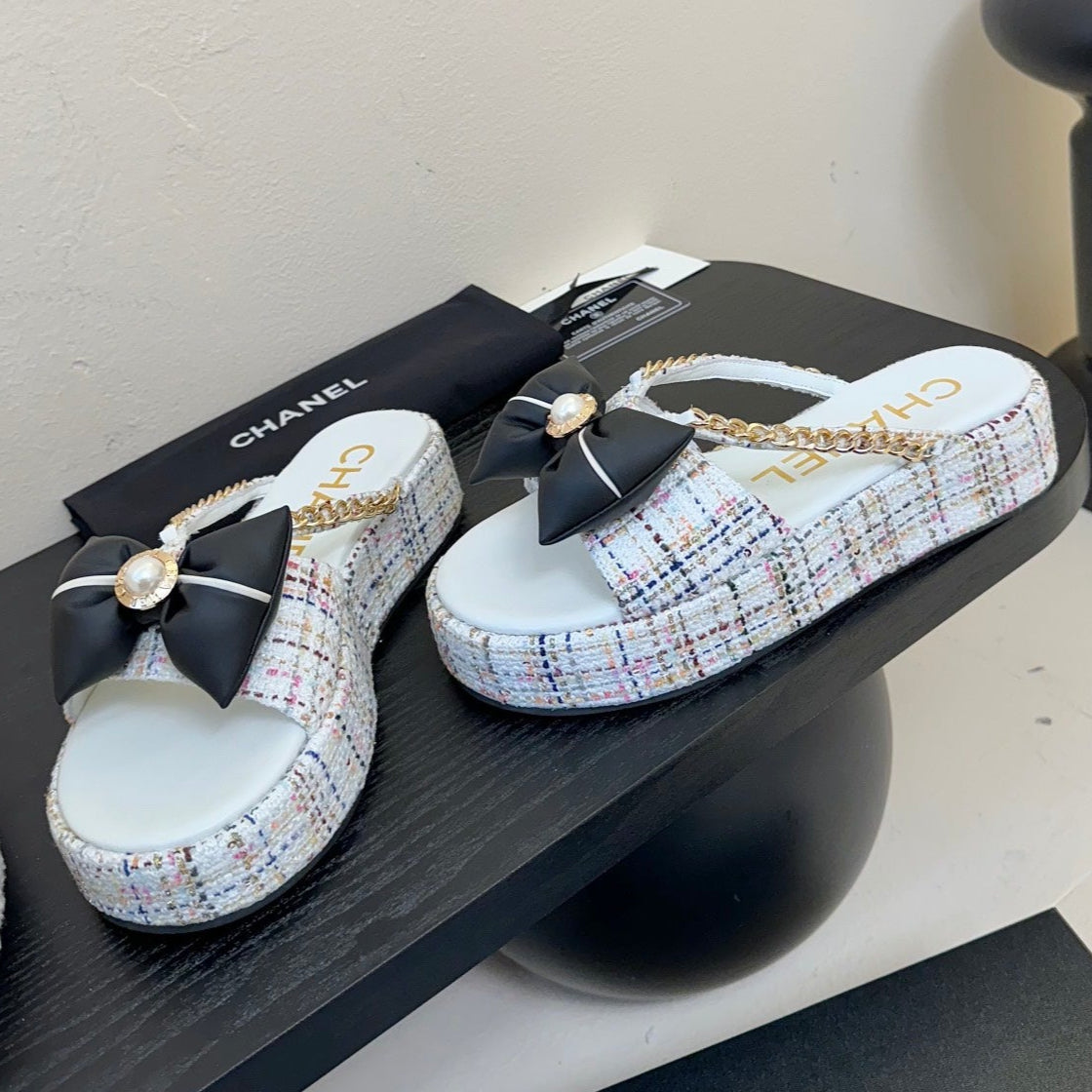 CHANEL PLATFORM FLIP-FLOPS IN WHITE TWEED FABRIC
