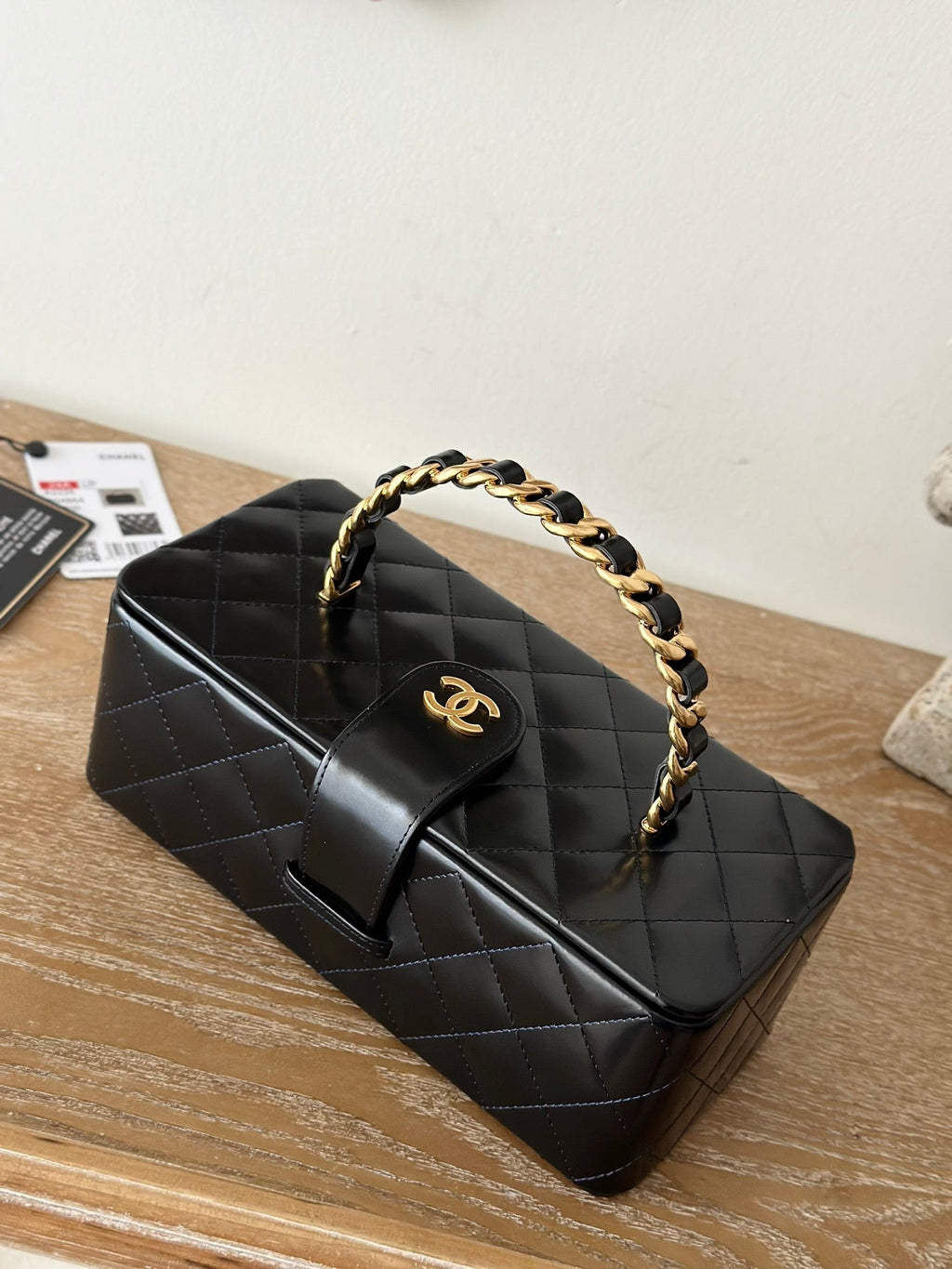CHANEL VINTAGE COSMETIC BAG 22 IN BLACK SHINY CALFSKIN GOLD HARDWARE