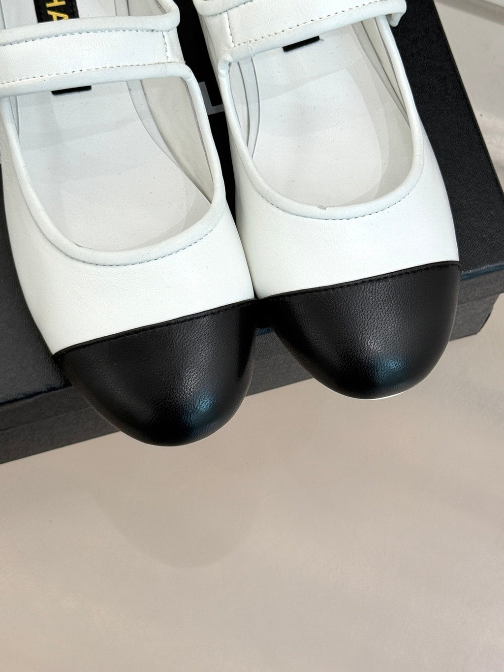 CHANEL FLAT SHOES IN BLACK AND WHITE LAMBSKIN GOLD HARDWARE