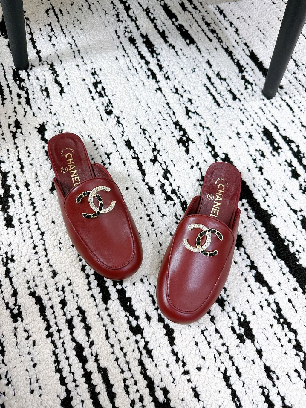 CHANEL FLAT MULE IN RUBY RED CALFSKIN HARDWARE WITH ROCK MIX CHAIN