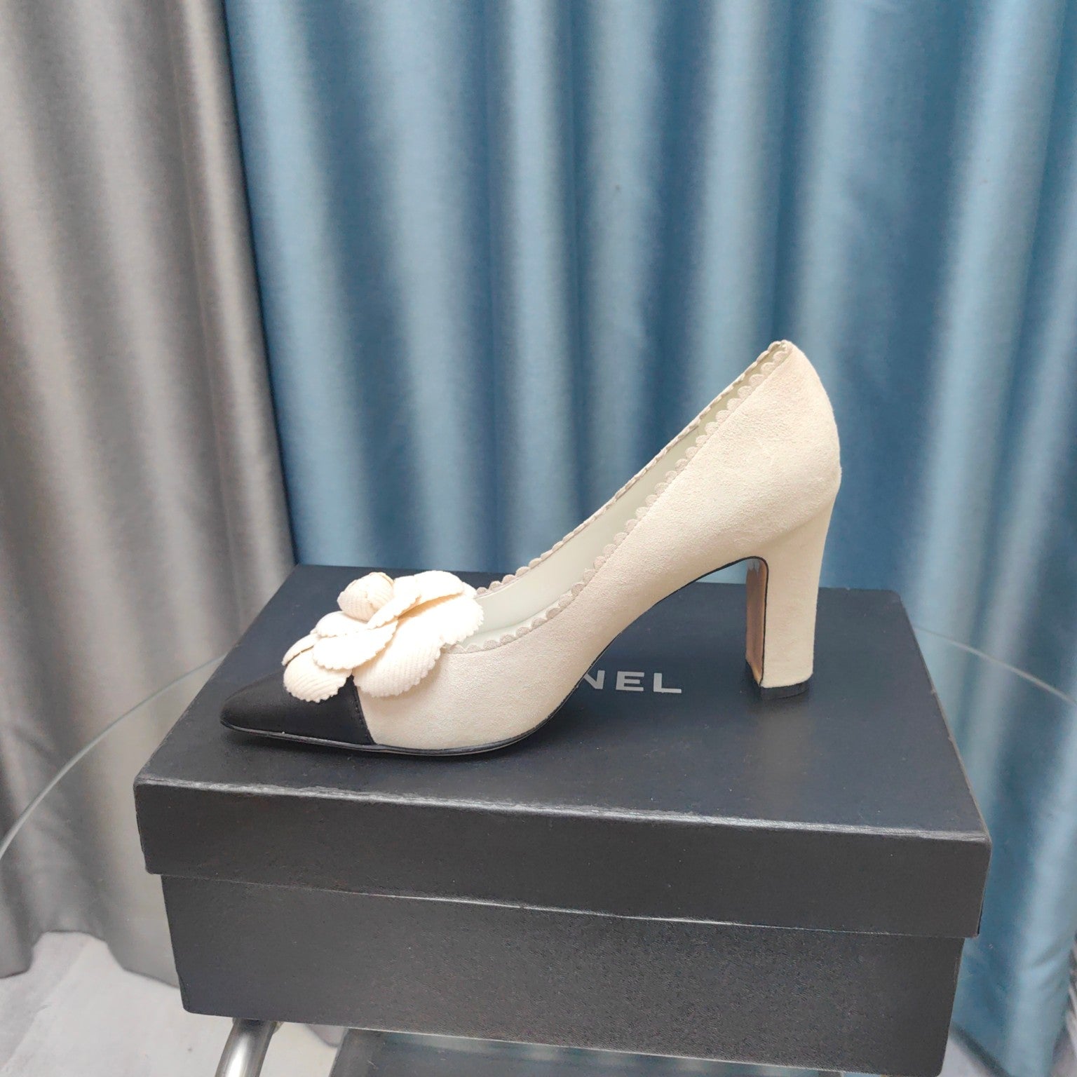 CHANEL HIGH HEELS 80 MM IN WHITE SUEDE AND BLACK CALFSKIN WITH FLOWER