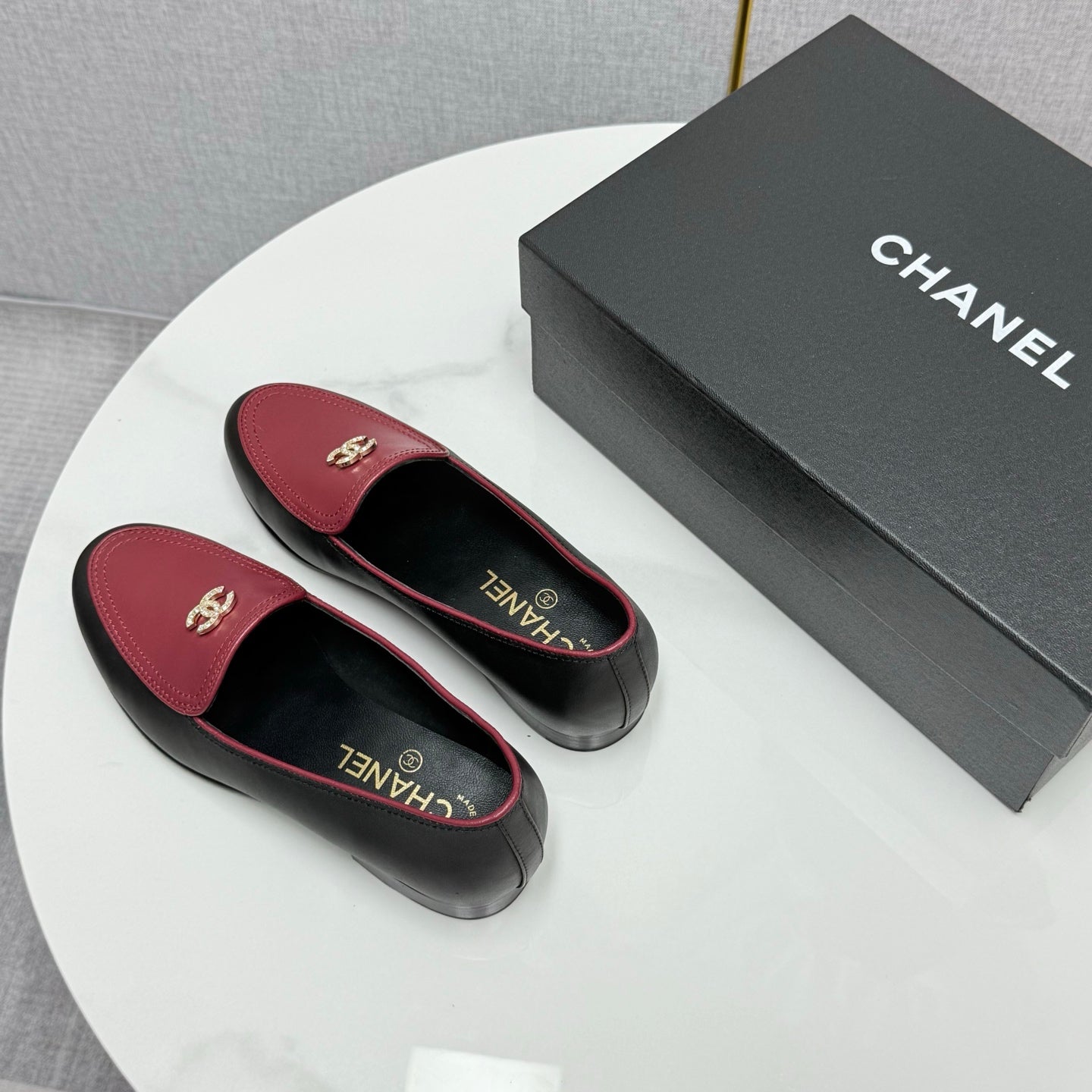 CHANEL LOAFERS 25S IN BLACK MIX DARK RED CALFSKIN GOLD HARDWARE WITH STONES