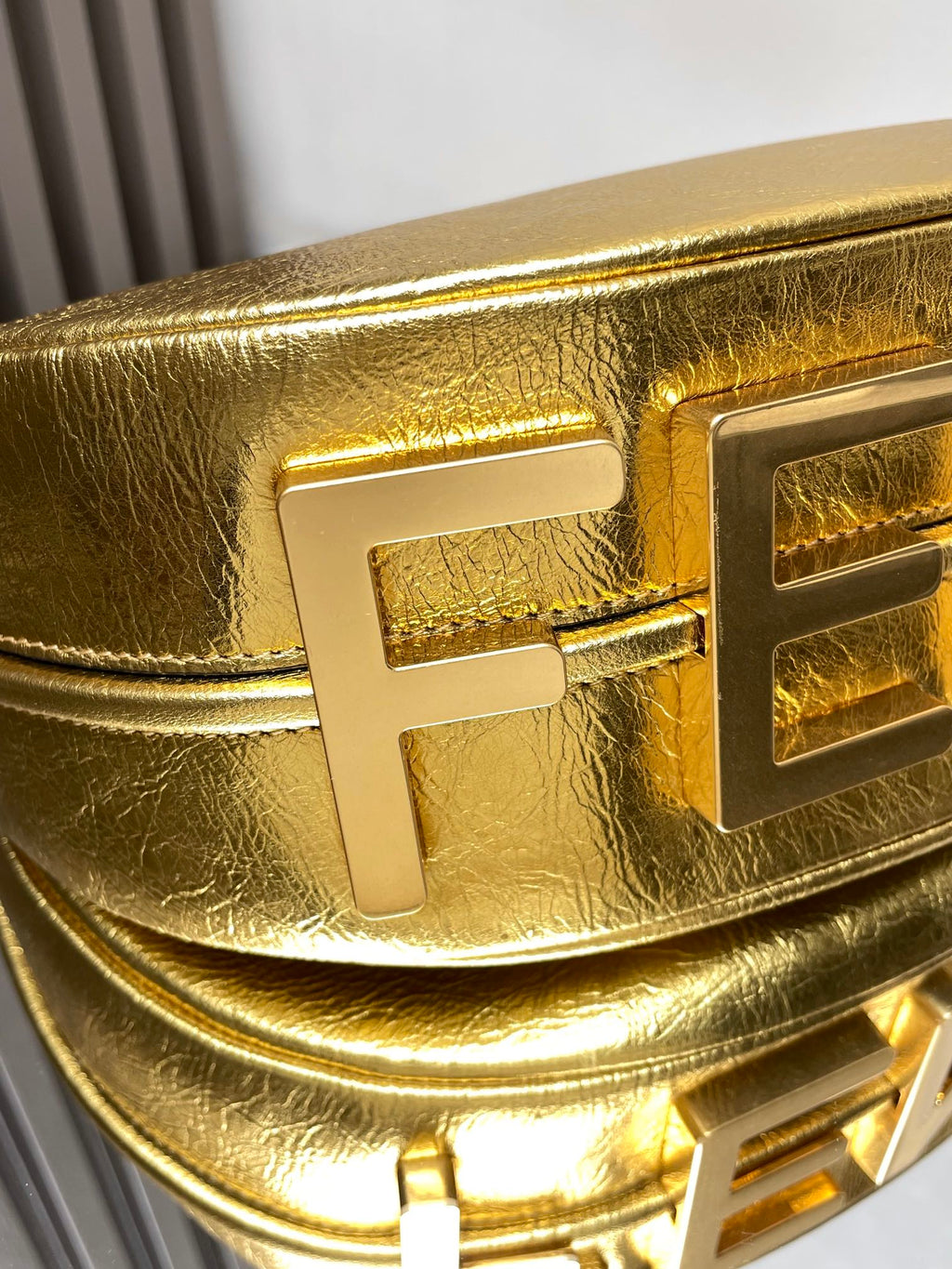FENDIGRAPHY MEDIUM 29 IN GOLD METALLIC SMOOTH LAMBSKIN GOLD HARDWARE
