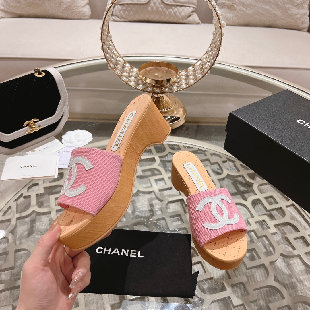 CHANEL WEDGE PLATFORM IN LIGHT PINK LAMBSKIN WITH WHITE LOGO
