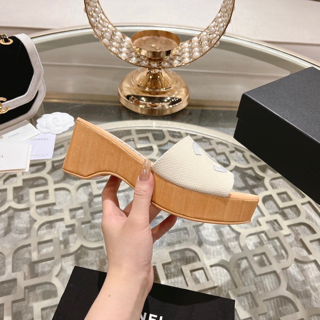 CHANEL WEDGE PLATFORM IN WHITE LAMBSKIN WITH LOGO
