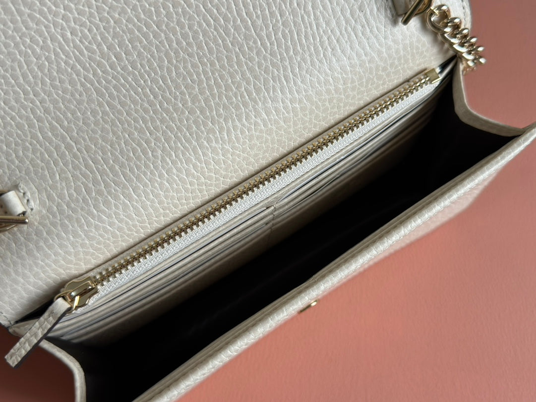 GUCCI INTERLOCKING WOC 20 IN WHITE GRAINY CALFSKIN GOLD HARDWARE