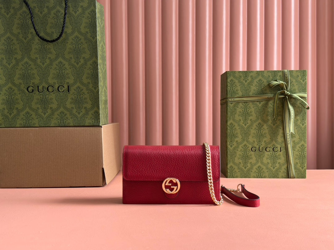GUCCI INTERLOCKING WOC 20 IN RED PEBBLED GRAINY CALFSKIN GOLD HARDWARE