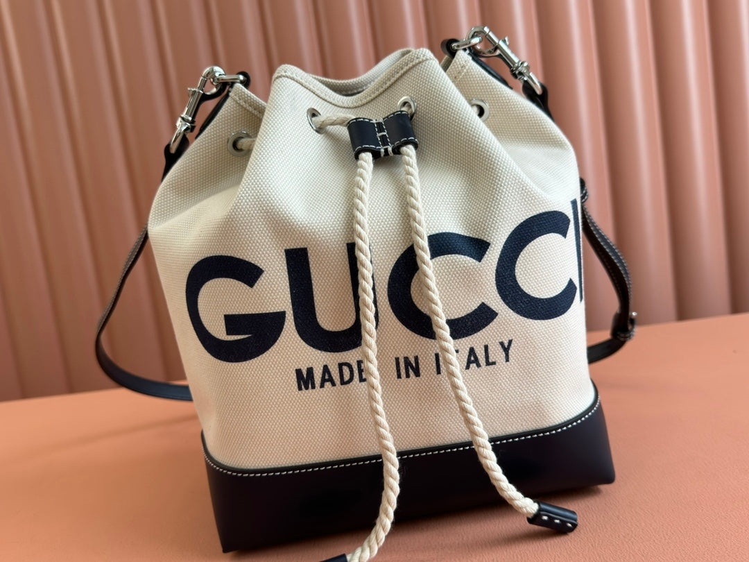 GUCCI DRAWSTRING SHOULDER BAG LOGO PRINT 31 IN WHITE CANVAS DARK BLUE CALFSKIN