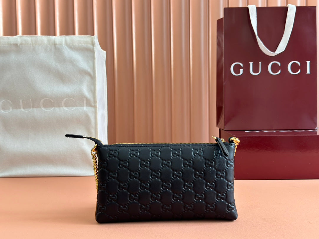GUCCI RUBBER EFFECT SMALL WALLET ON CHAIN 22.5 IN BLACK CALFSKIN