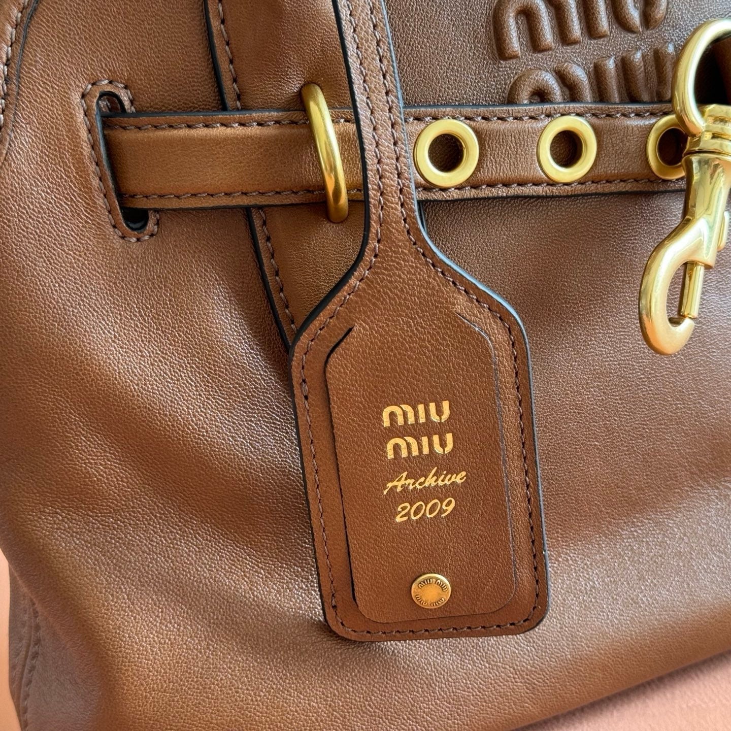MIUMIU 26S BORSA AVENTURE BAG 30 IN TAN BROWN CALFSKIN GOLD HARDWARE