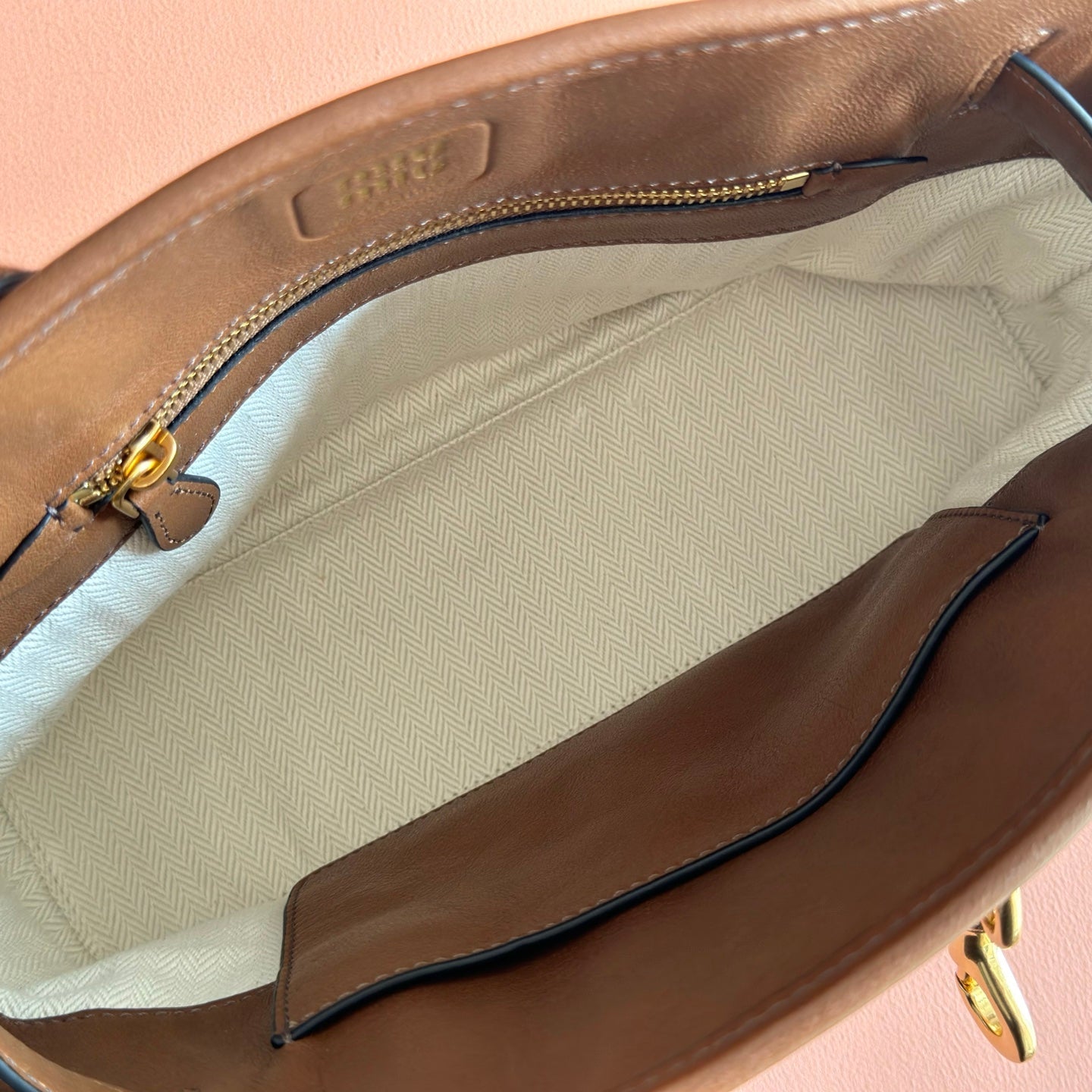 MIUMIU 26S BORSA AVENTURE BAG 30 IN TAN BROWN CALFSKIN GOLD HARDWARE