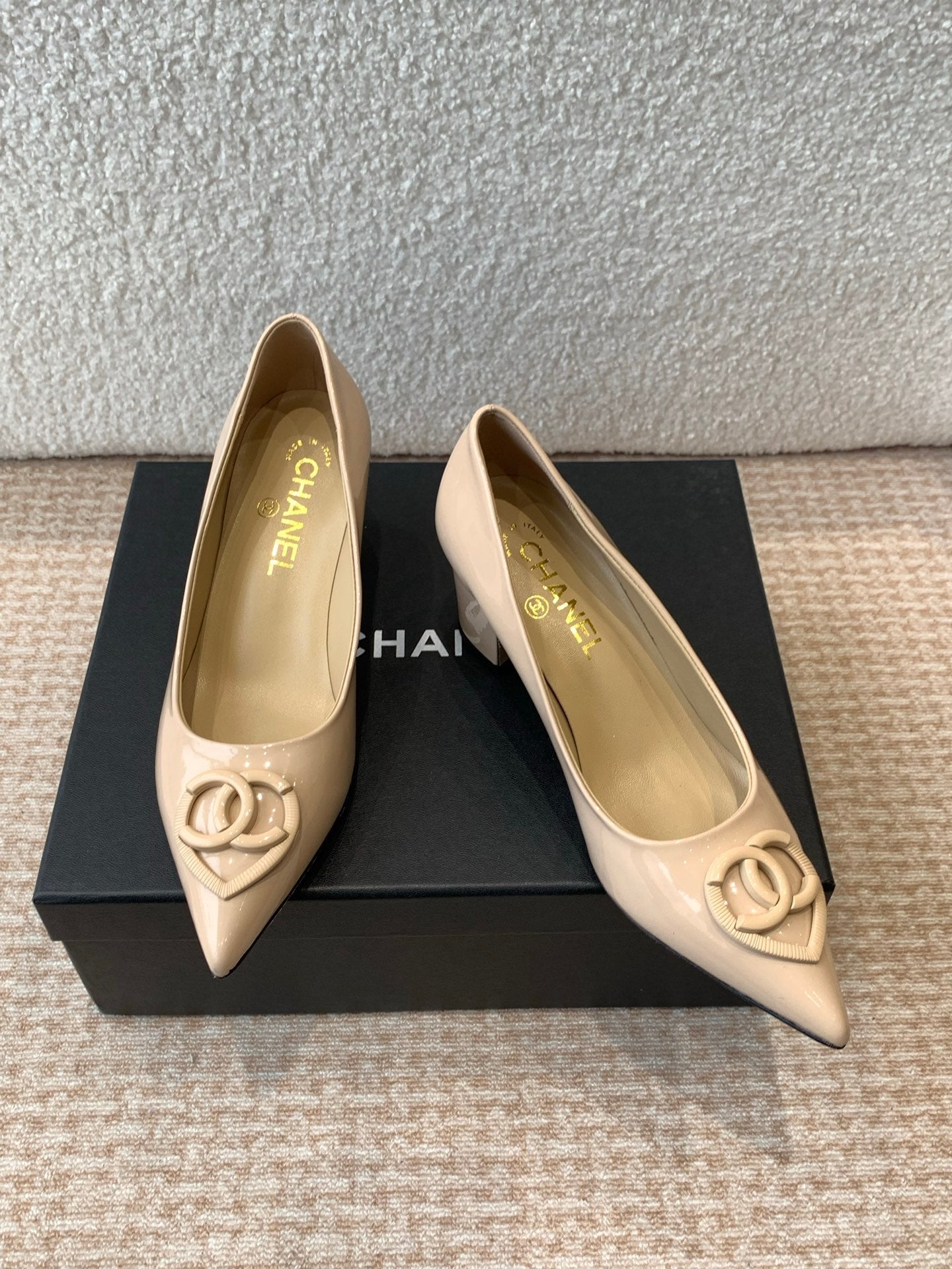 CHANEL MID-HEEL PUMPS IN BISQUE BEIGE PATENT CALFSKIN