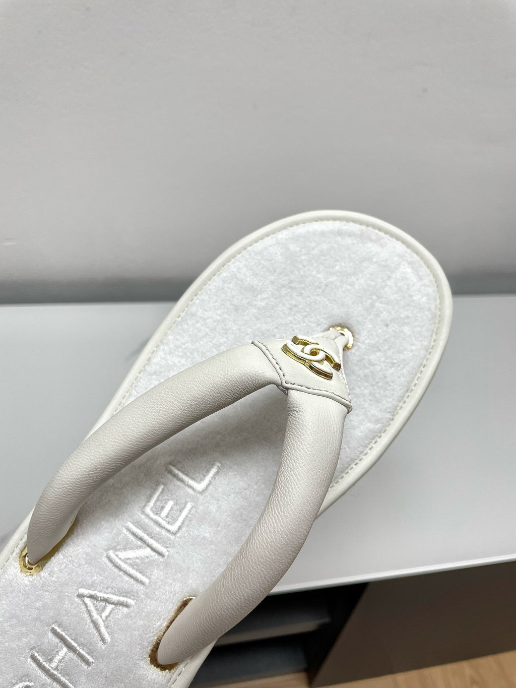 CHANEL THONG SLIPPERS IN WHITE LAMBSKIN