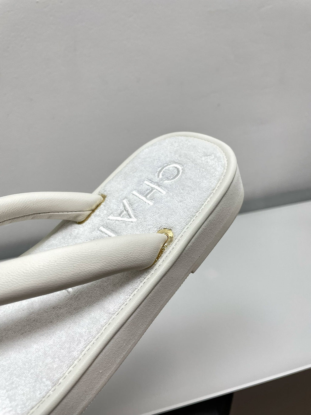 CHANEL THONG SLIPPERS IN WHITE LAMBSKIN