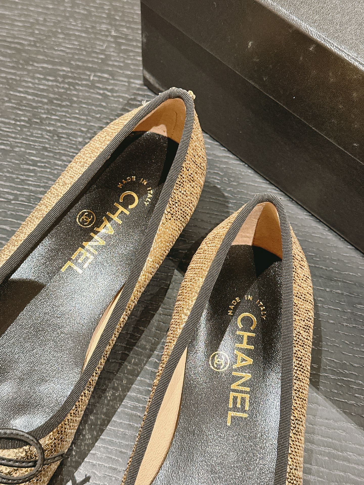 CHANEL BALLET FLATS IN GOLDEN GLITTERED TULLE AND BLACK SATIN