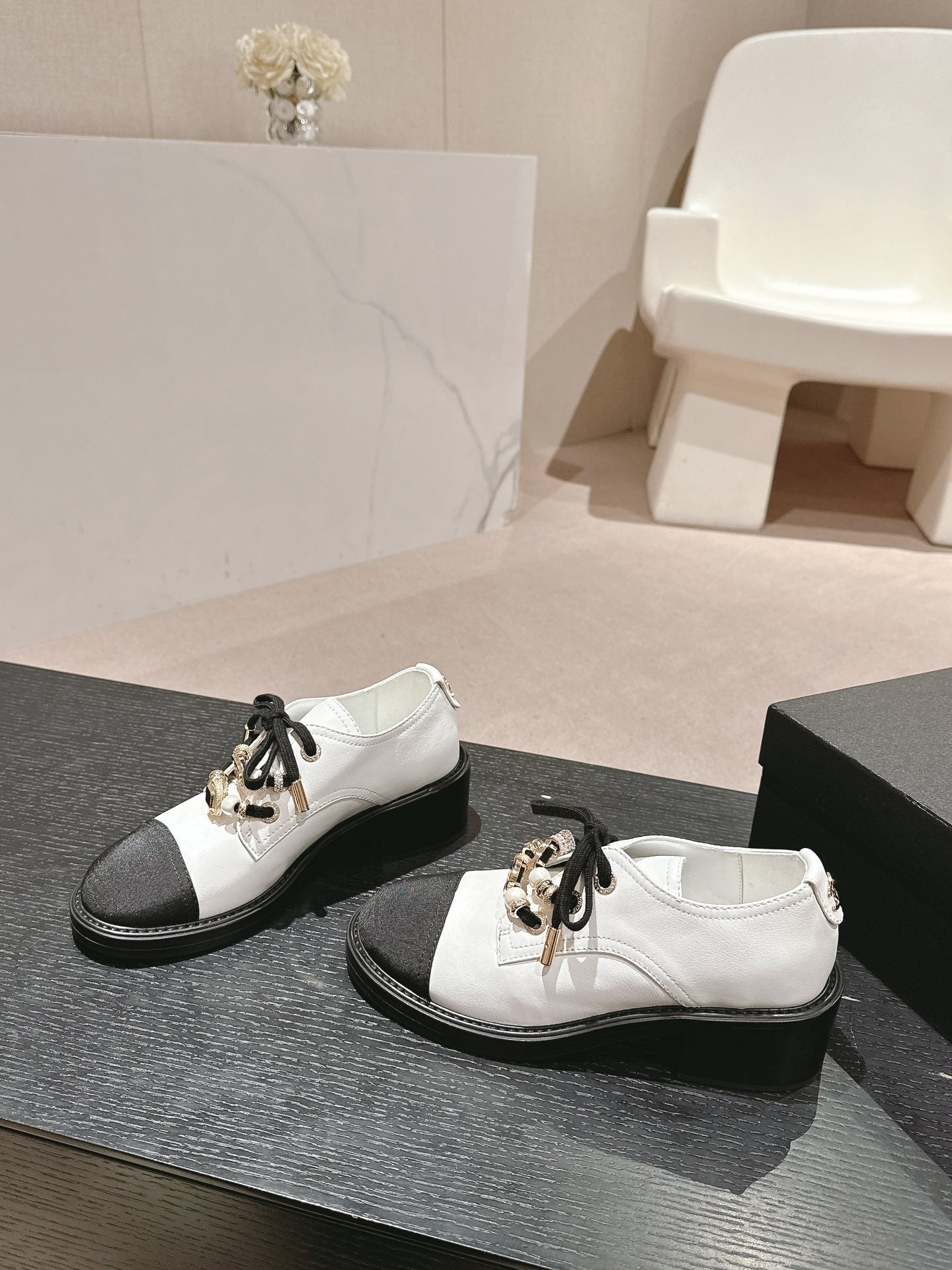 CHANEL OXFORD SHOES WHITE MIX BLACK SHEEPSKIN
