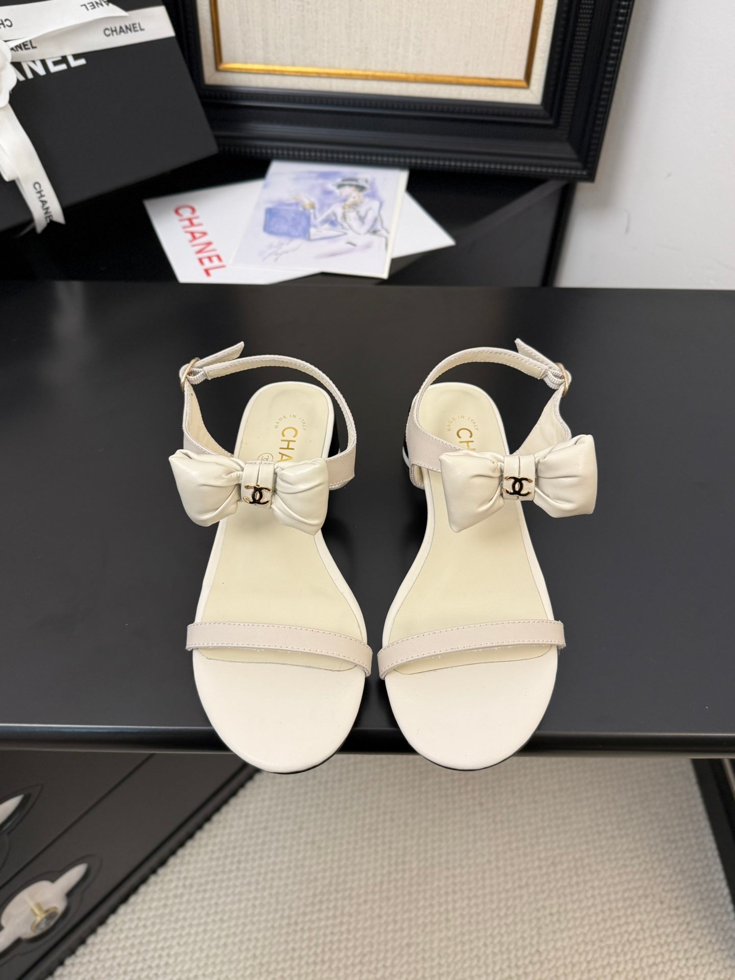 CHANEL FLAT SANDALS IN WHITE CALFSKIN WITH BOW