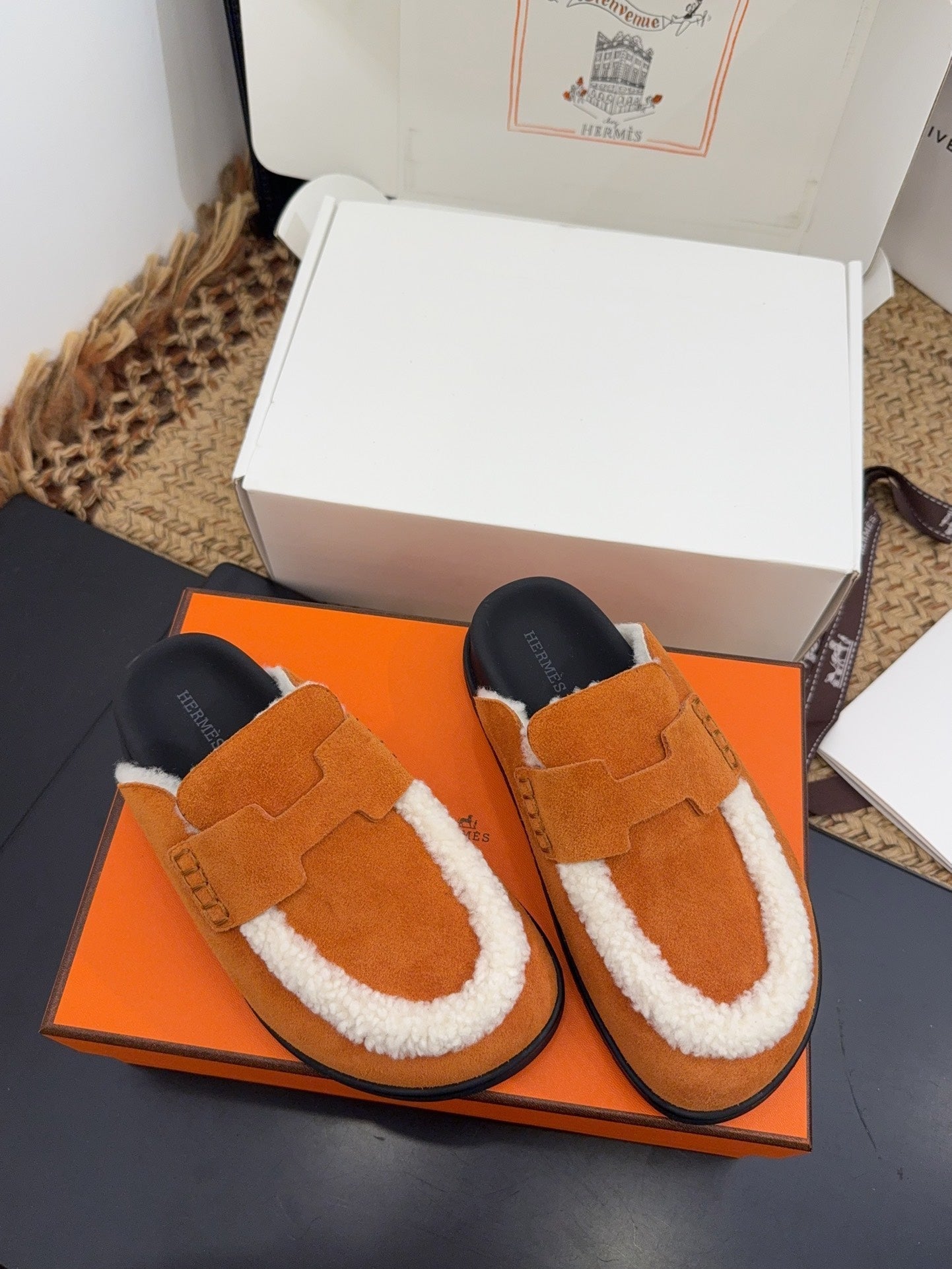 HERMES 25S MULE IN ORANGE SUEDE MIX WHITE SHEARLING