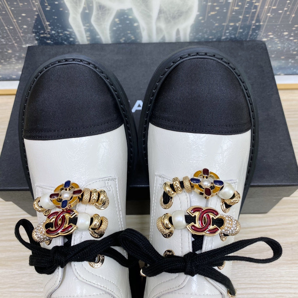 CHANEL COMBAT OXFORD SHOES IN WHITE WRINKLED CALFSKIN AND BLACK GROSGRAIN WITH FAUX PEARL