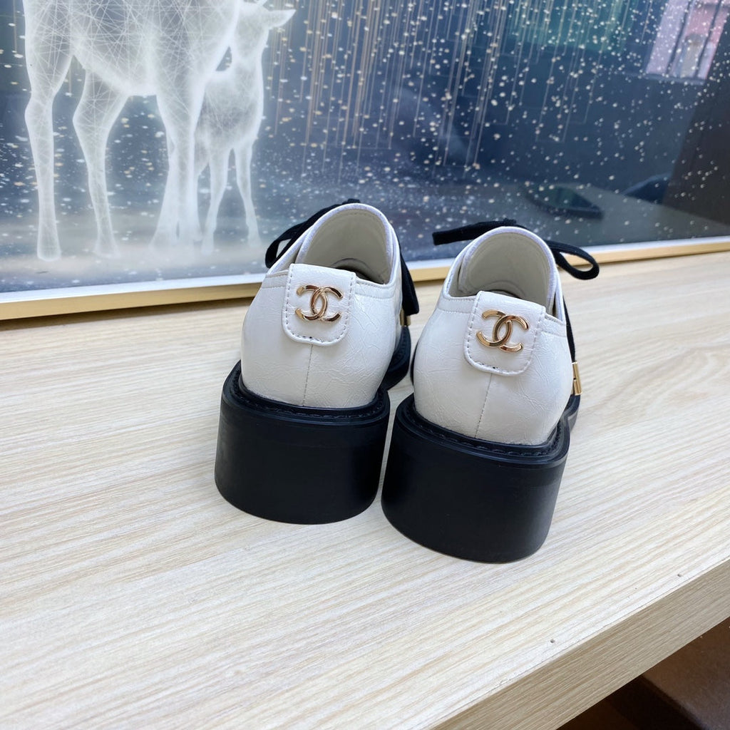 CHANEL COMBAT OXFORD SHOES IN WHITE WRINKLED CALFSKIN AND BLACK GROSGRAIN WITH FAUX PEARL