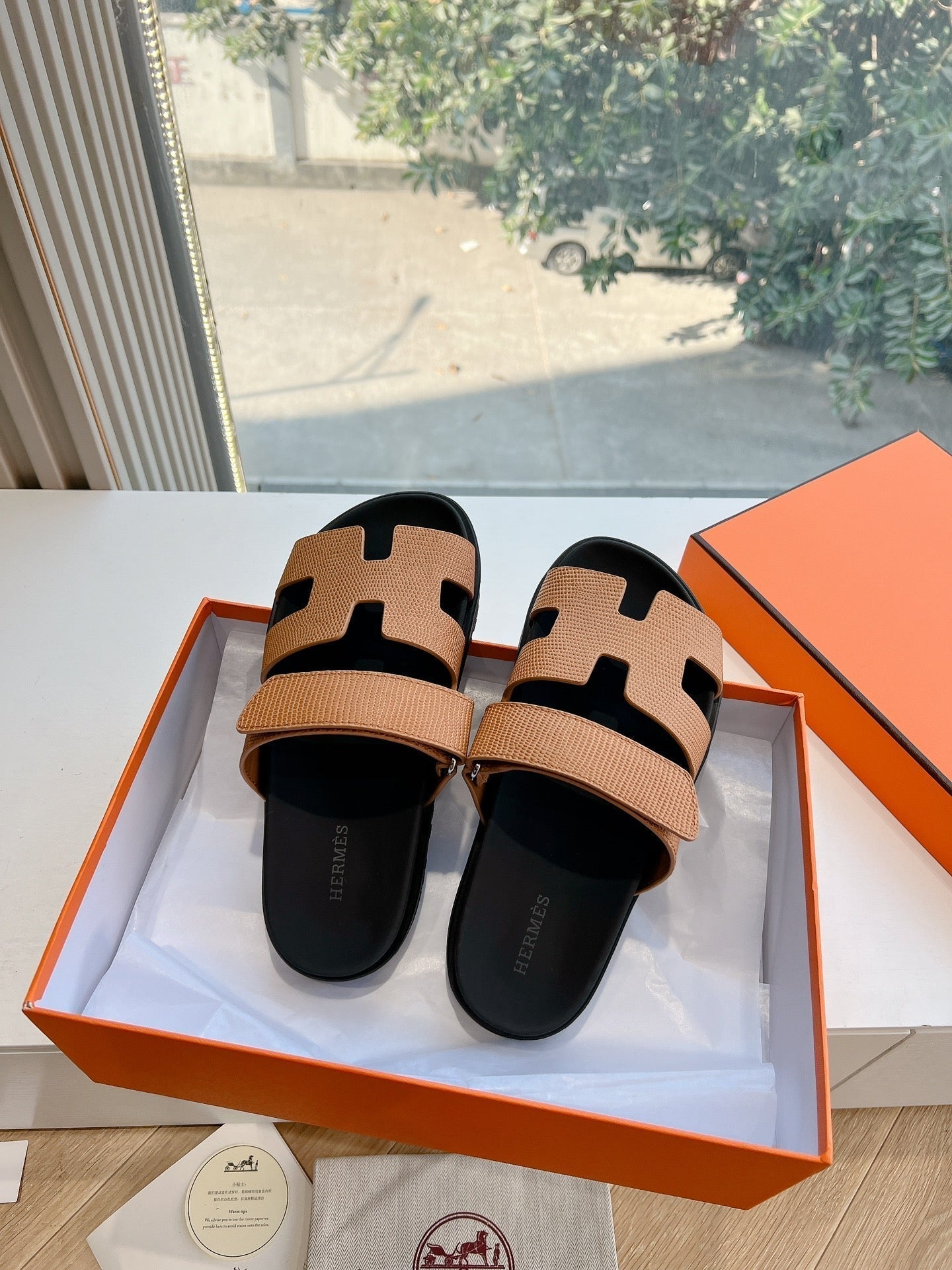 HERMES CHYPRE SANDAL IN CIDER BROWN SHINY GRAINED CALFSKIN