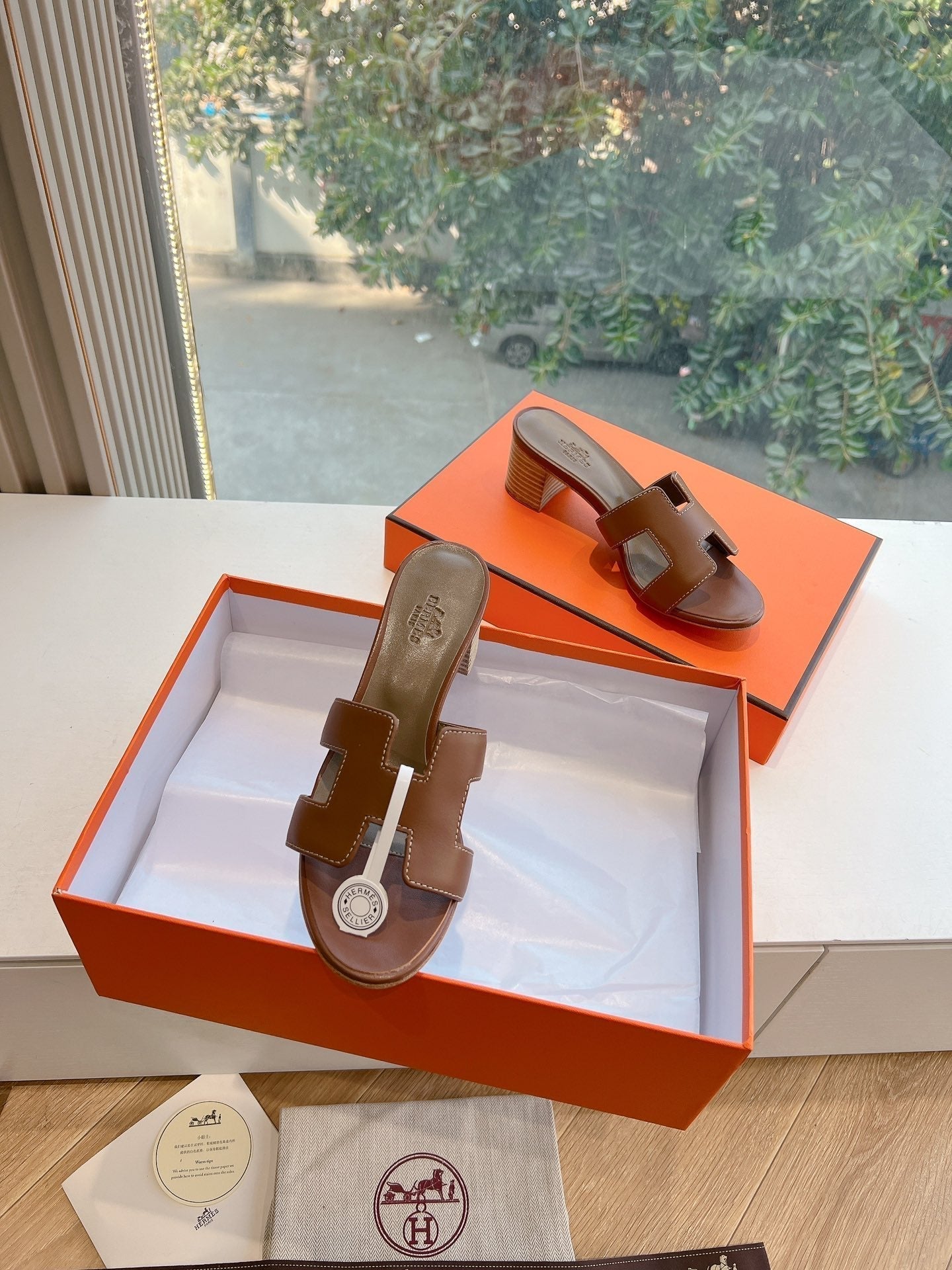HERMES 0ASIS SANDAL IN CHOCOLATE BROWN CALFSKIN
