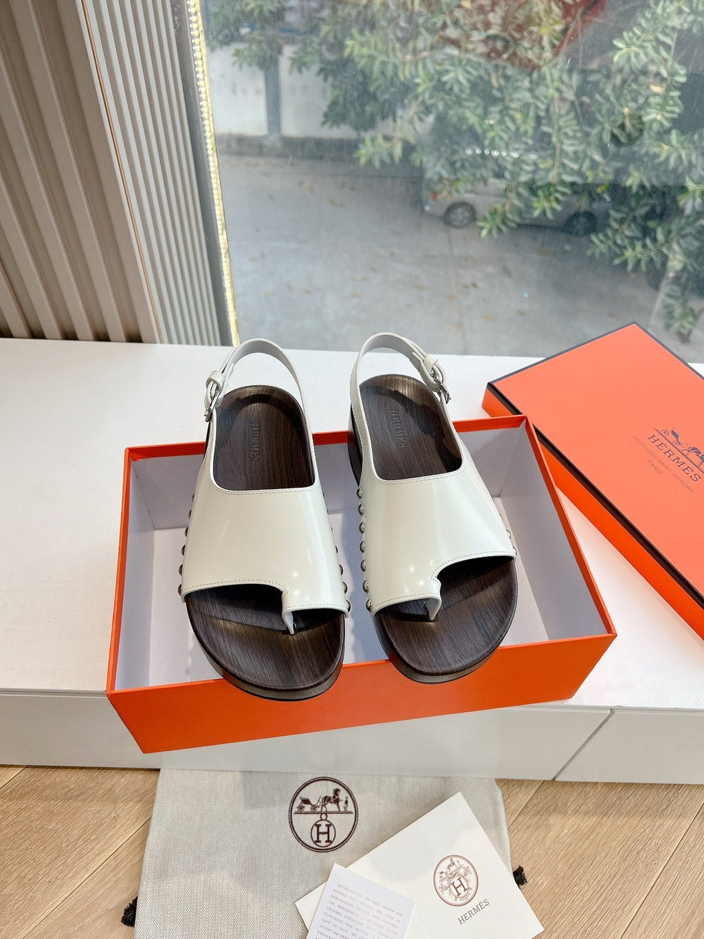 HERMES FLAT SANDAL IN WHITE CALFSKIN