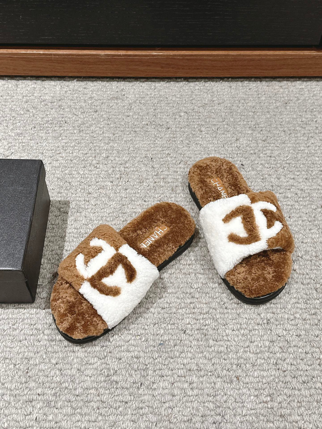 CHANEL SLIPPERS IN CIDER BROWN MIX WHITE FLEECE