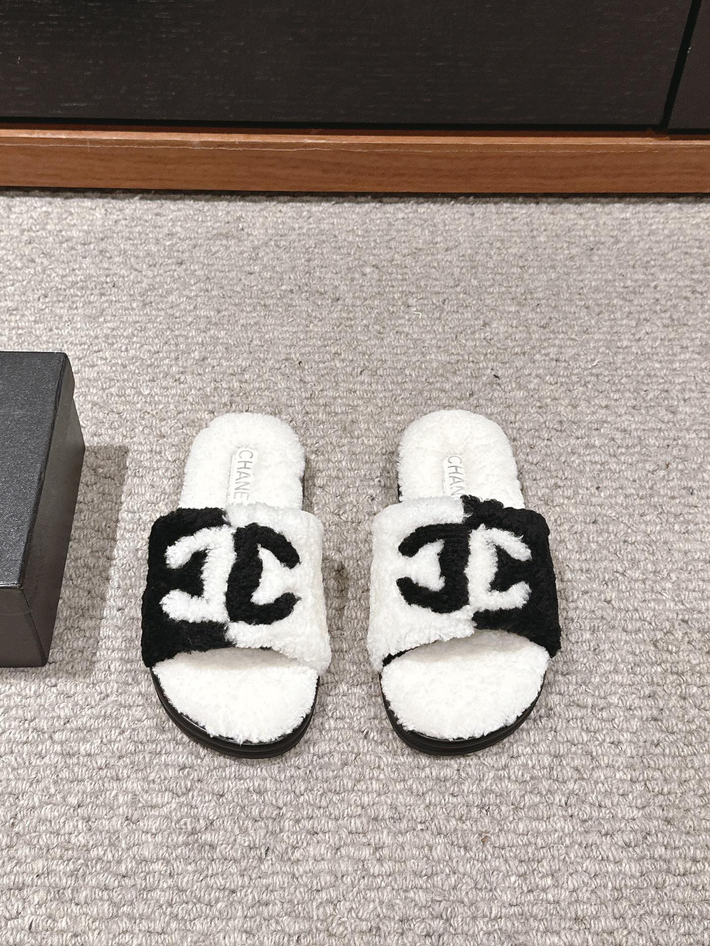 CHANEL SLIPPERS IN WHITE MIX BLACK FLEECE