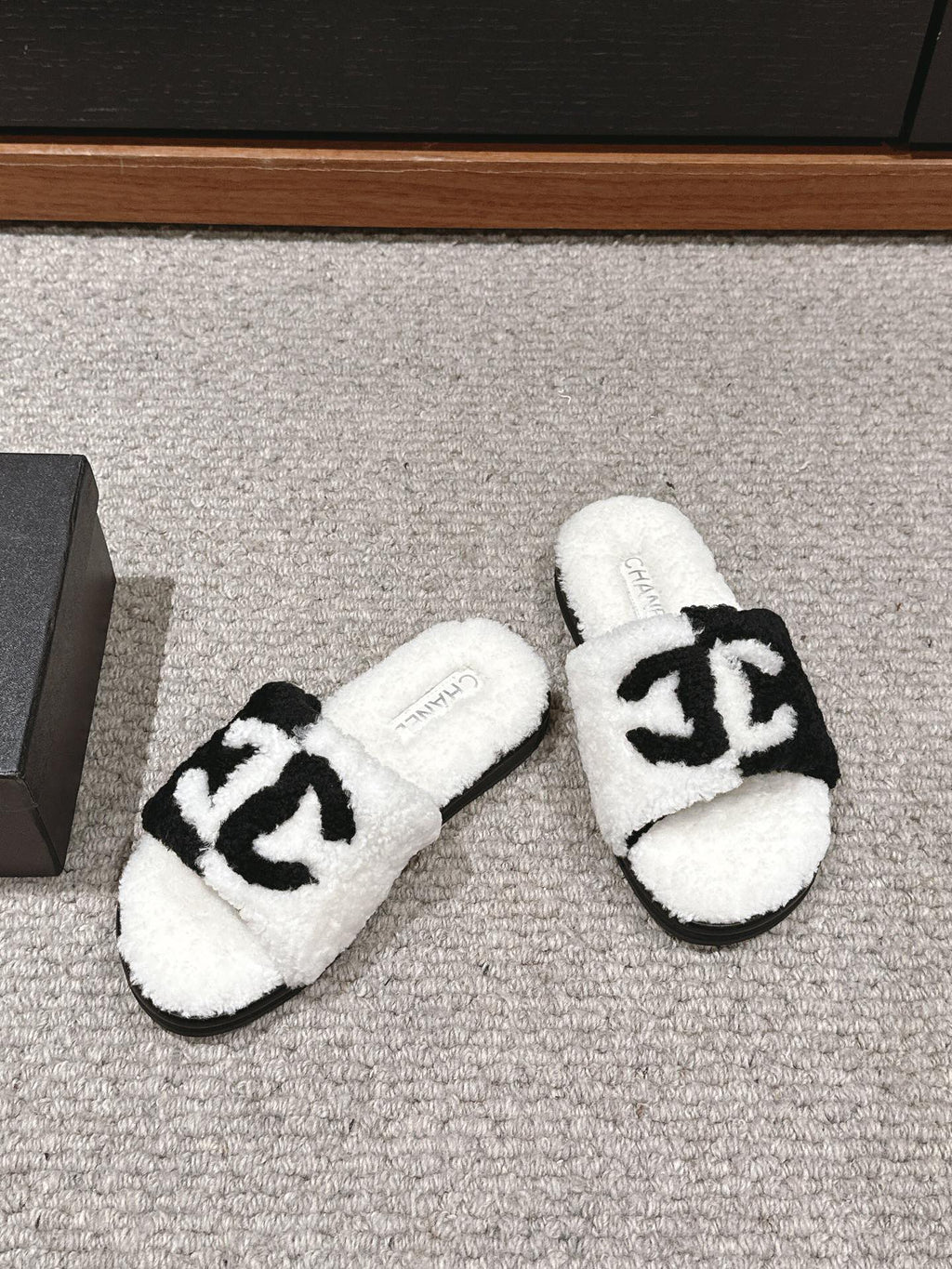 CHANEL SLIPPERS IN WHITE MIX BLACK FLEECE
