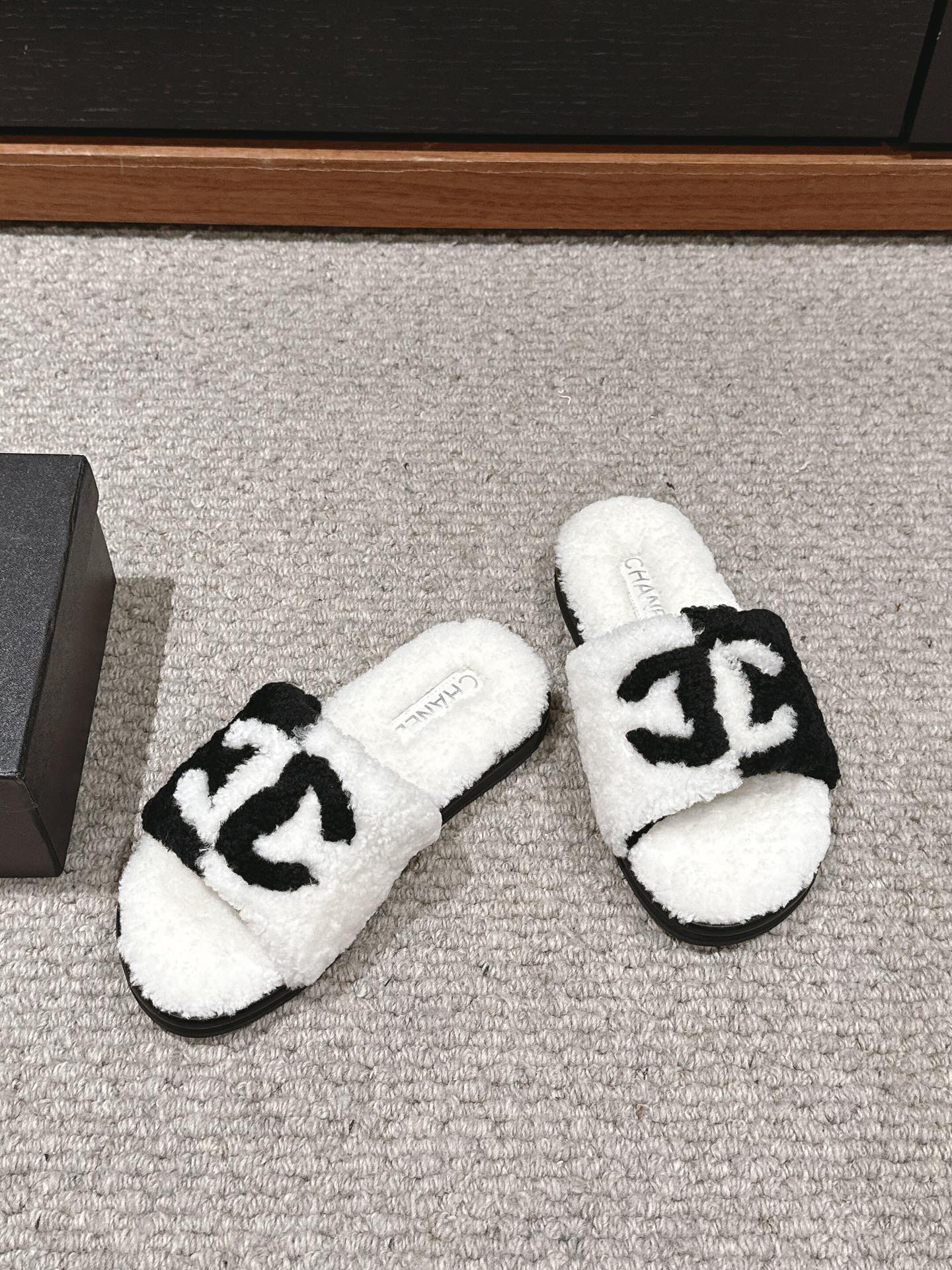 CHANEL SLIPPERS IN WHITE MIX BLACK FLEECE