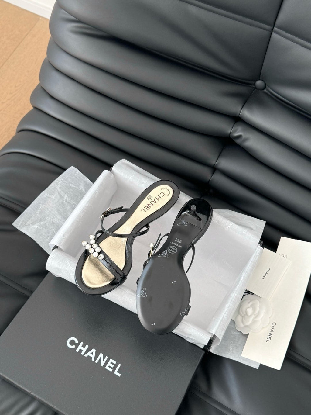 CHANEL PEARL SANDAL IN BLACK AND GOLD LAMBSKIN 35 MM