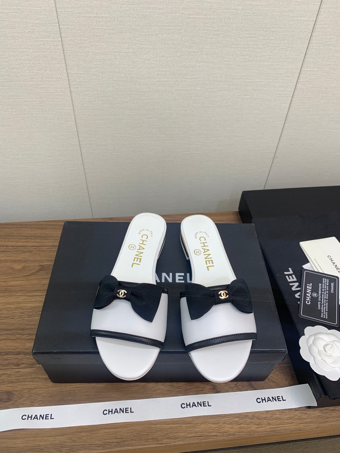 CHANEL BOW SLIPPERS IN WHITE LAMBSKIN