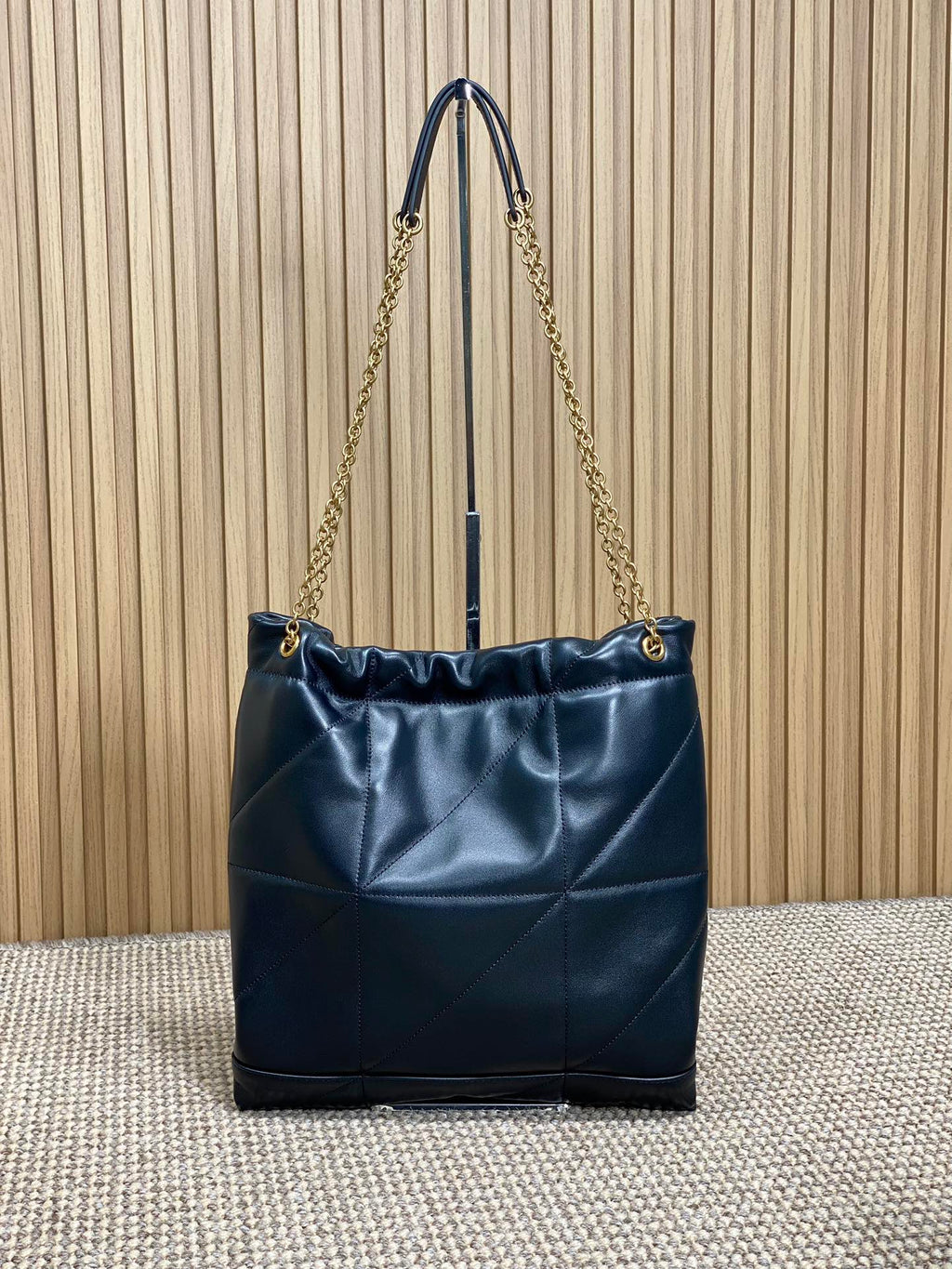DRAWSTRING CHAIN STRAP SHOULDER BAG 39 IN BLACK QUILTED CALFSKIN